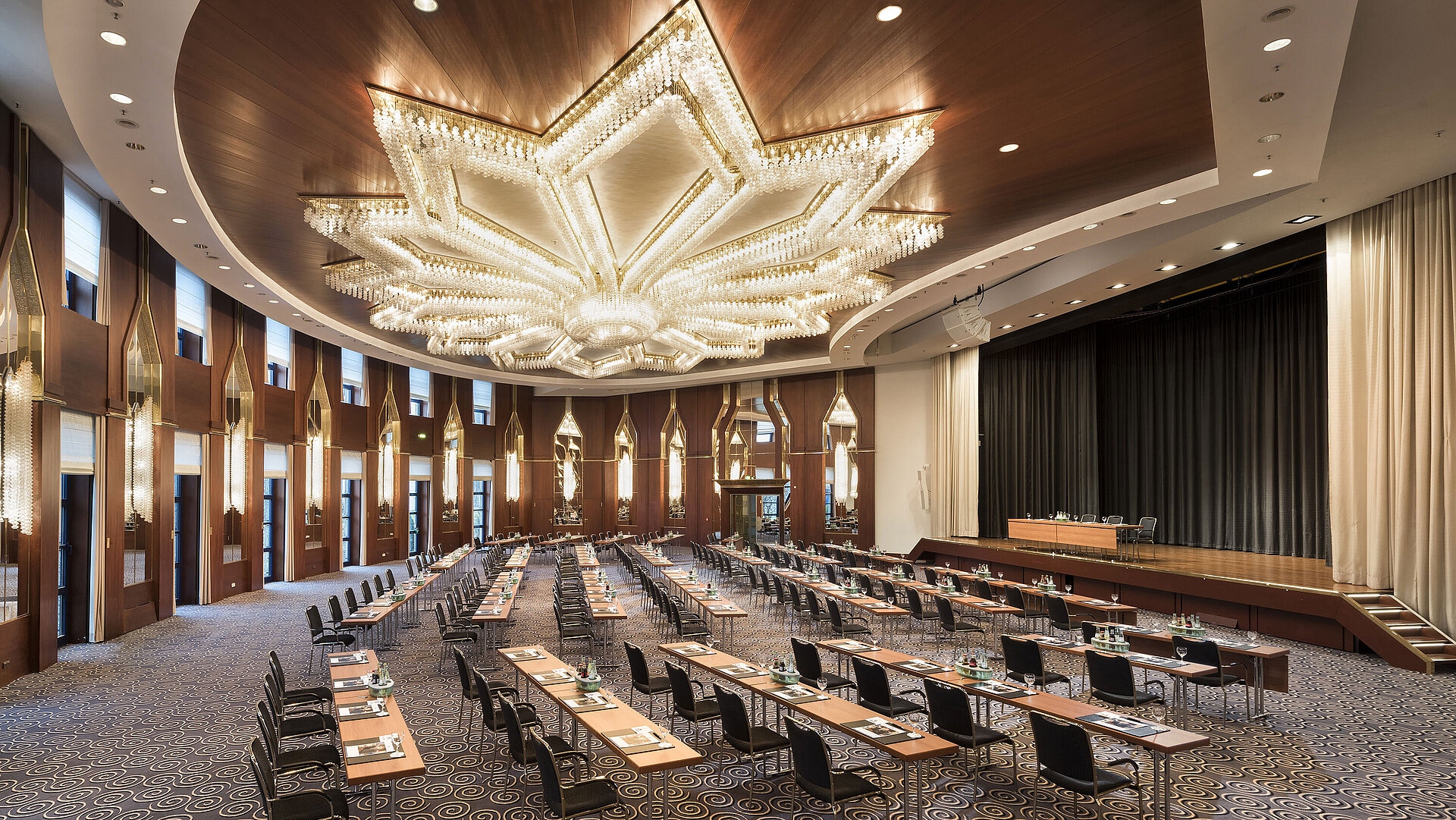 Das Bild zeigt den prächtigen Saal Beethoven im Maritim Hotel Bonn, eingerichtet für Konferenzen oder Veranstaltungen.