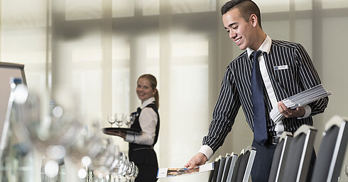 Freundliches Serviceteam im Maritim Hotel Bad Homburg bereitet Tagungsraum vor.