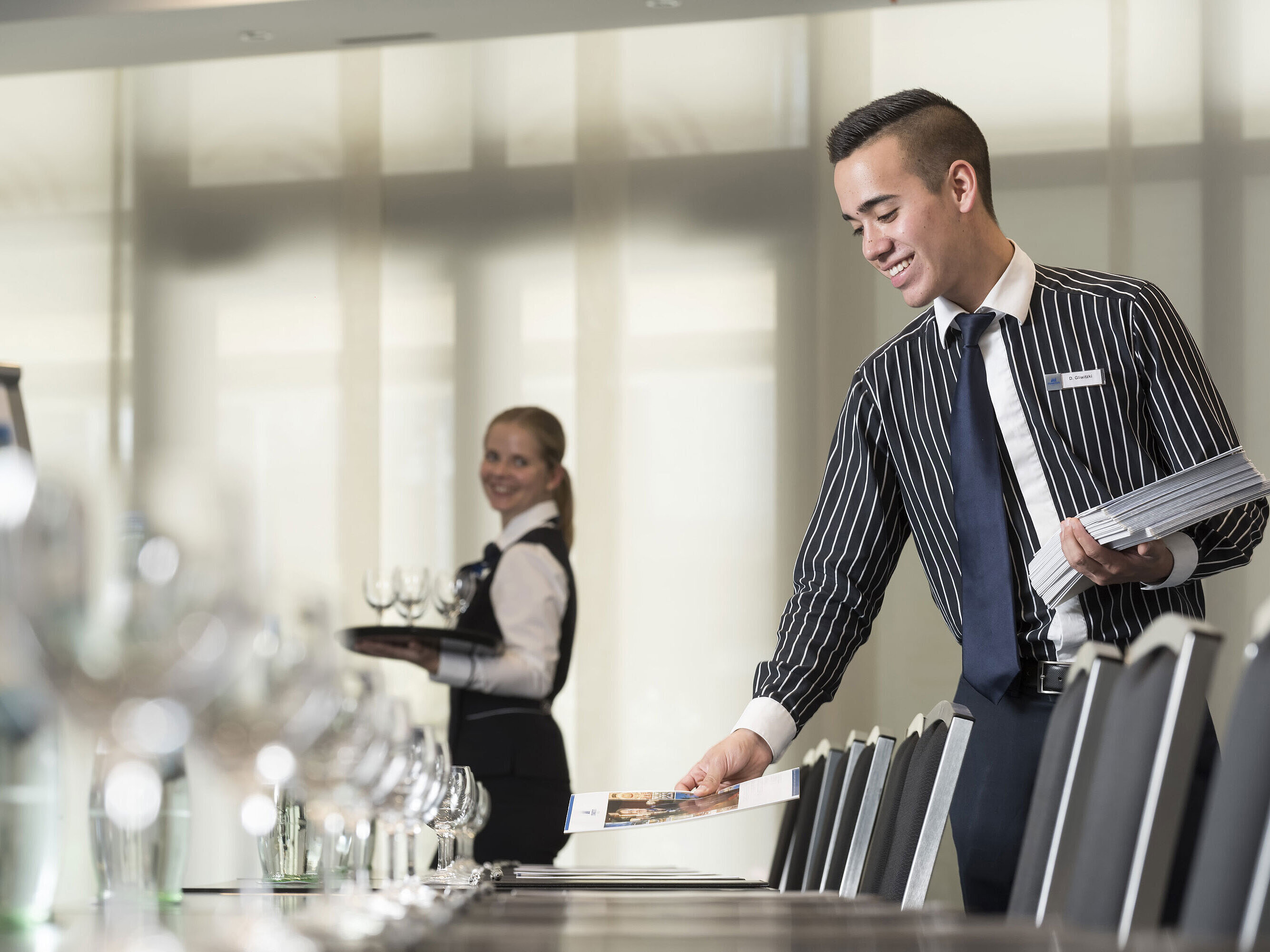 Freundliches Serviceteam im Maritim Hotel Bad Homburg bereitet Tagungsraum vor.
