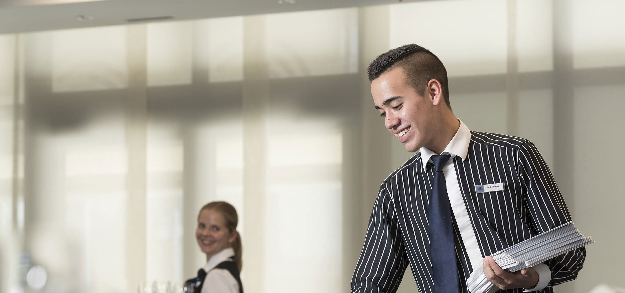 Freundliches Serviceteam im Maritim Hotel Bad Homburg bereitet Tagungsraum vor.