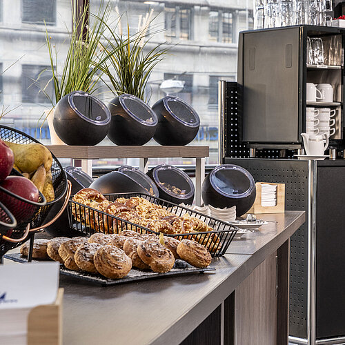 Tagung: Vielfältiges Kaffee- und Snackangebot im Maritim Hotel Magdeburg mit frischen Backwaren, Obst und modernen Kaffeemaschinen.