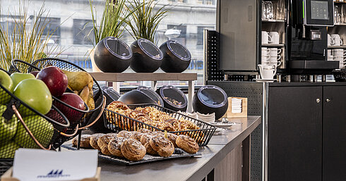 Tagung: Vielfältiges Kaffee- und Snackangebot im Maritim Hotel Magdeburg mit frischen Backwaren, Obst und modernen Kaffeemaschinen.