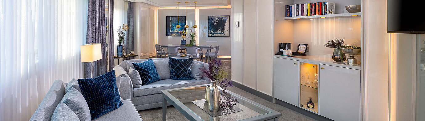 Präsidentensuite Präsidentensuite mit großzügigem Wohnbereich, Sitzgruppe, Bar, moderner Ausstattung und elegantem Ambiente.