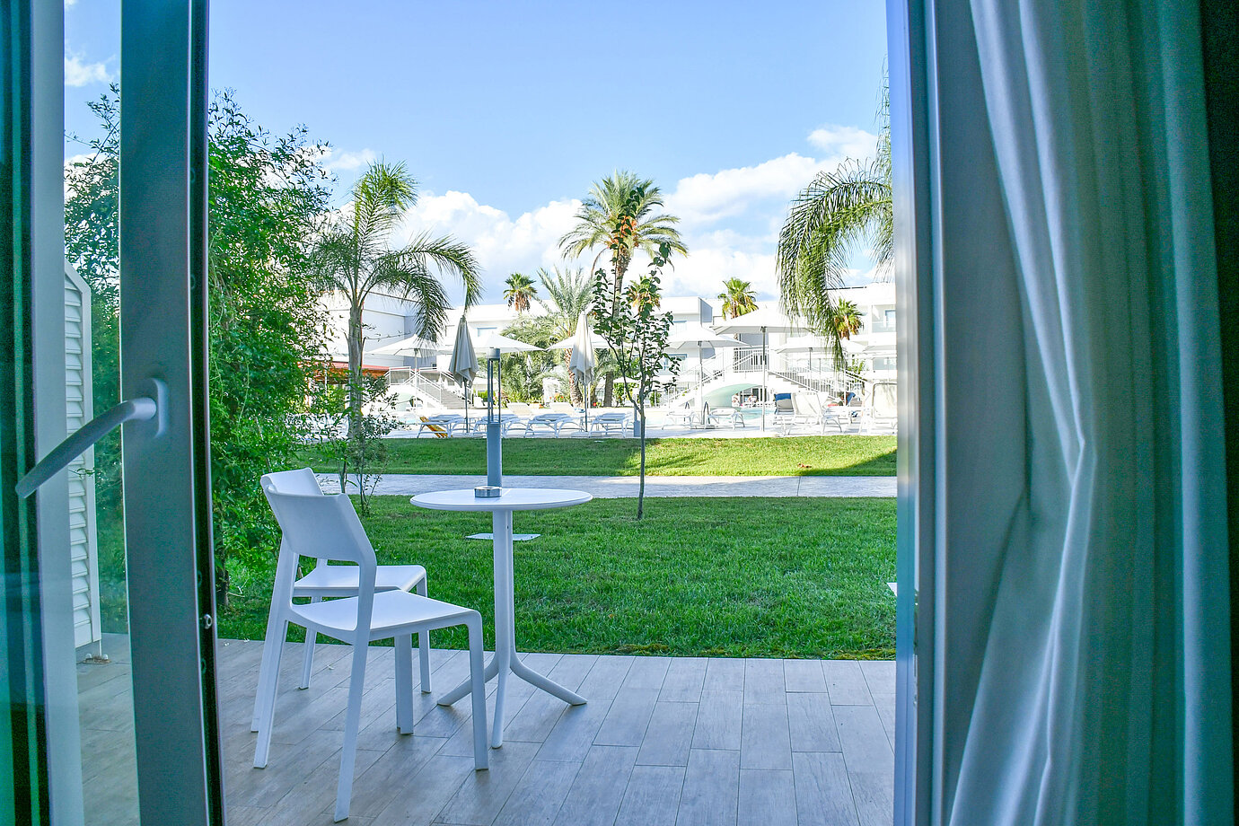 Private Terrasse im Erdgeschoss des Maritim Resort Calabria mit Blick ins Grüne und Poolbereich