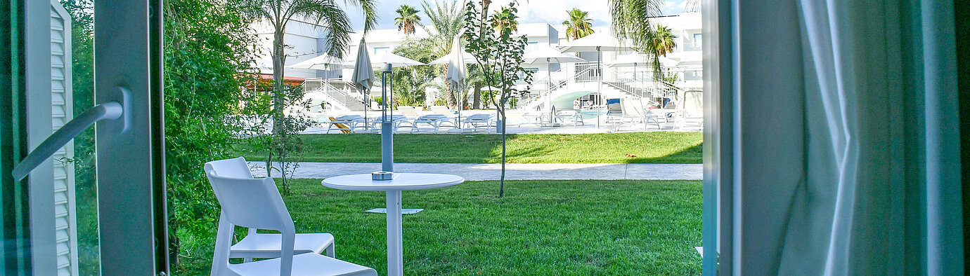 Private Terrasse im Erdgeschoss des Maritim Resort Calabria mit Blick ins Grüne und Poolbereich