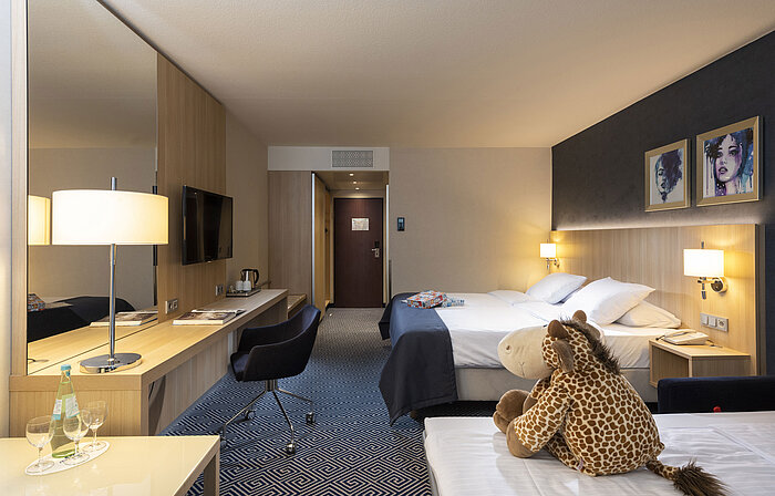 Comfort Familienzimmer im Maritim Hotel Würzburg mit Zusatzbett, Kuschelgiraffe und Brettspiel