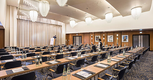 Großer Konferenzraum im Maritim Hotel Frankfurt mit Reihenbestuhlung, Bühne und moderner Ausstattung.