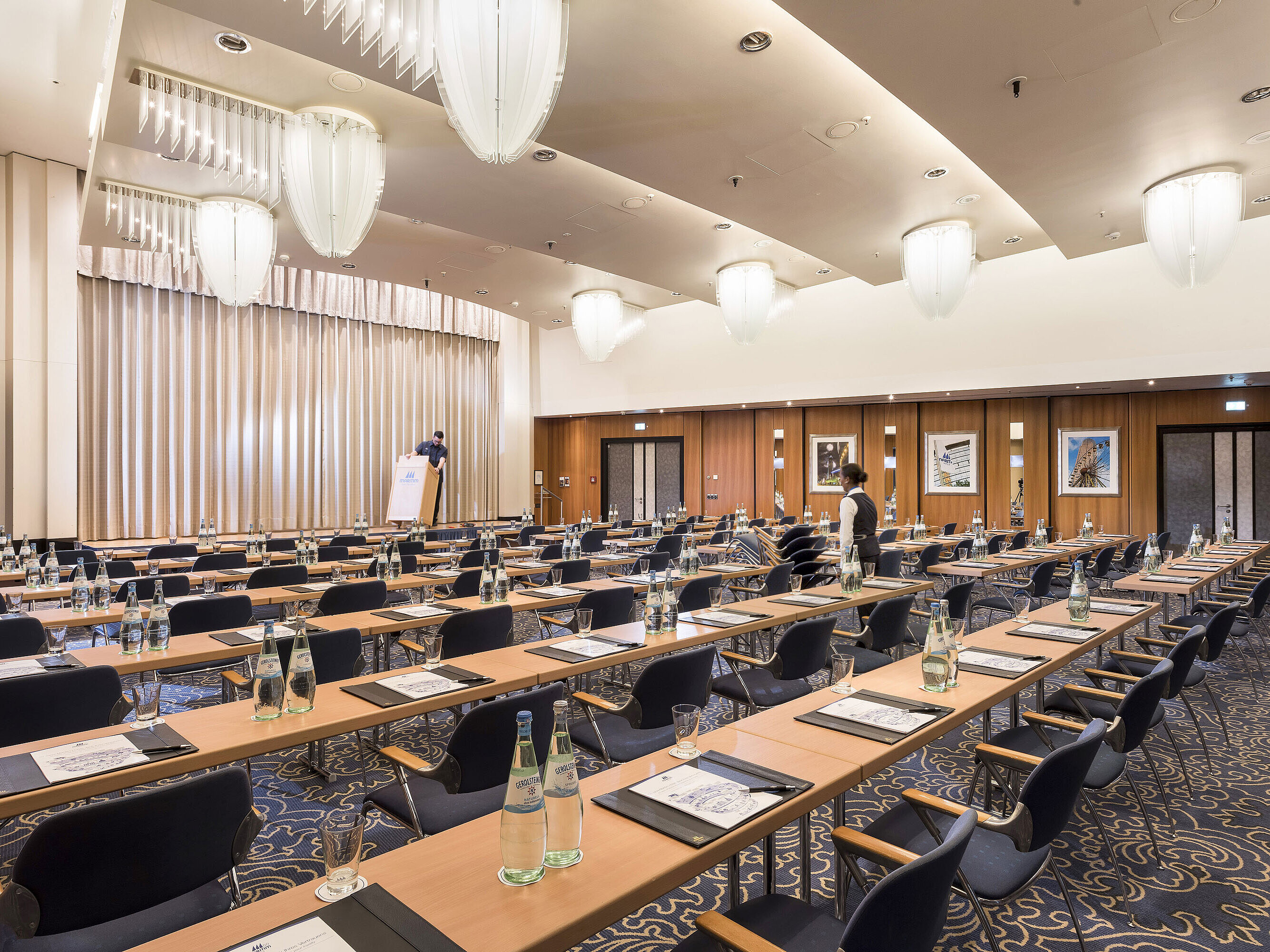 Großer Konferenzraum im Maritim Hotel Frankfurt mit Reihenbestuhlung, Bühne und moderner Ausstattung.