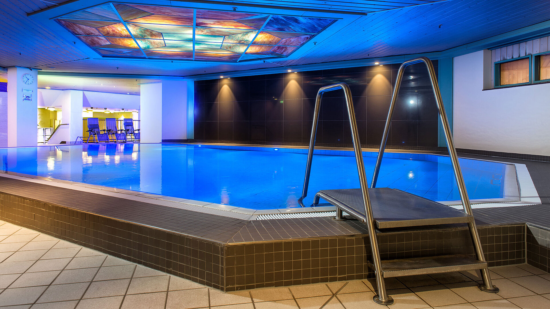 Das beleuchtete Hallenbad im Maritim Hotel, das zu Entspannung und Erholung einlädt.