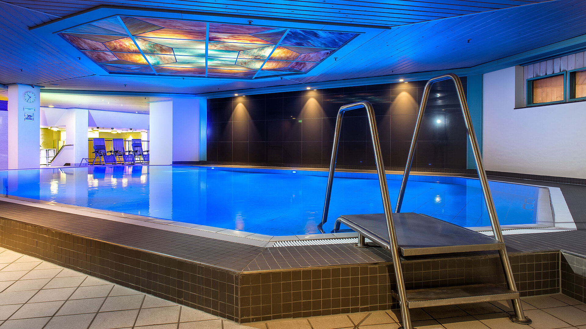 Schwimmbad Das beleuchtete Hallenbad im Maritim Hotel, das zu Entspannung und Erholung einlädt.