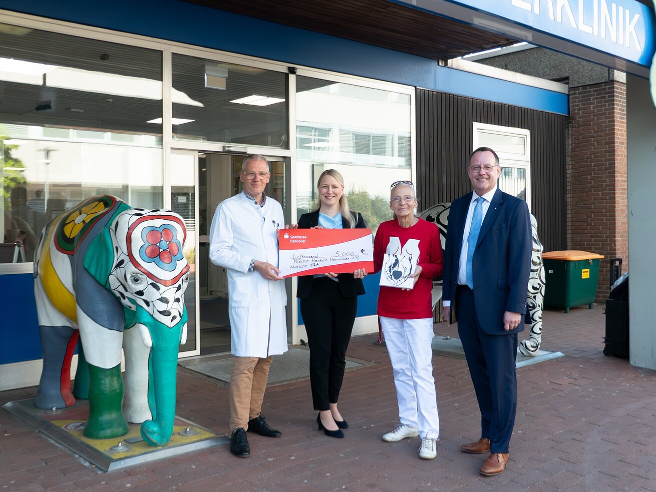 ProTomorrow "Kleine Herzen Hannover" Scheckübergabe an "Kleine Herzen Hannover" vor der Kinderklinik Hannover