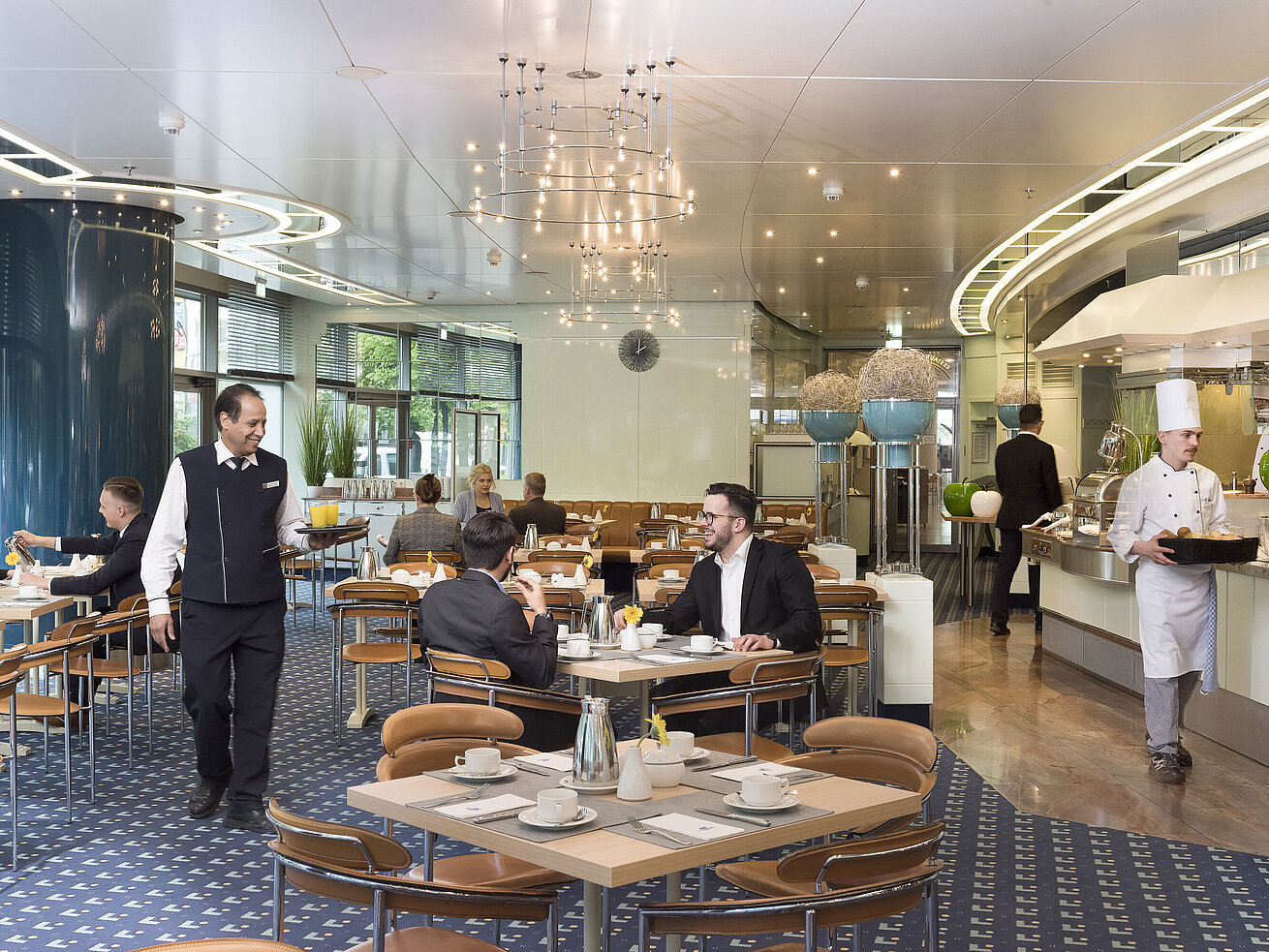 Gäste genießen das Frühstück im stilvollen Restaurant Ambiente im Maritim Hotel Frankfurt.