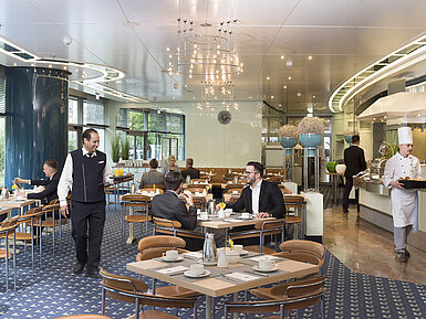 Gäste genießen das Frühstück im stilvollen Restaurant Ambiente im Maritim Hotel Frankfurt.