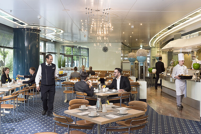 Gäste genießen das Frühstück im stilvollen Restaurant Ambiente im Maritim Hotel Frankfurt.