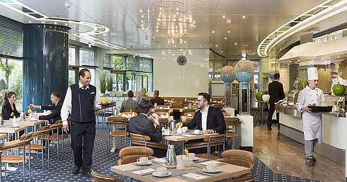 Gäste genießen das Frühstück im stilvollen Restaurant Ambiente im Maritim Hotel Frankfurt.