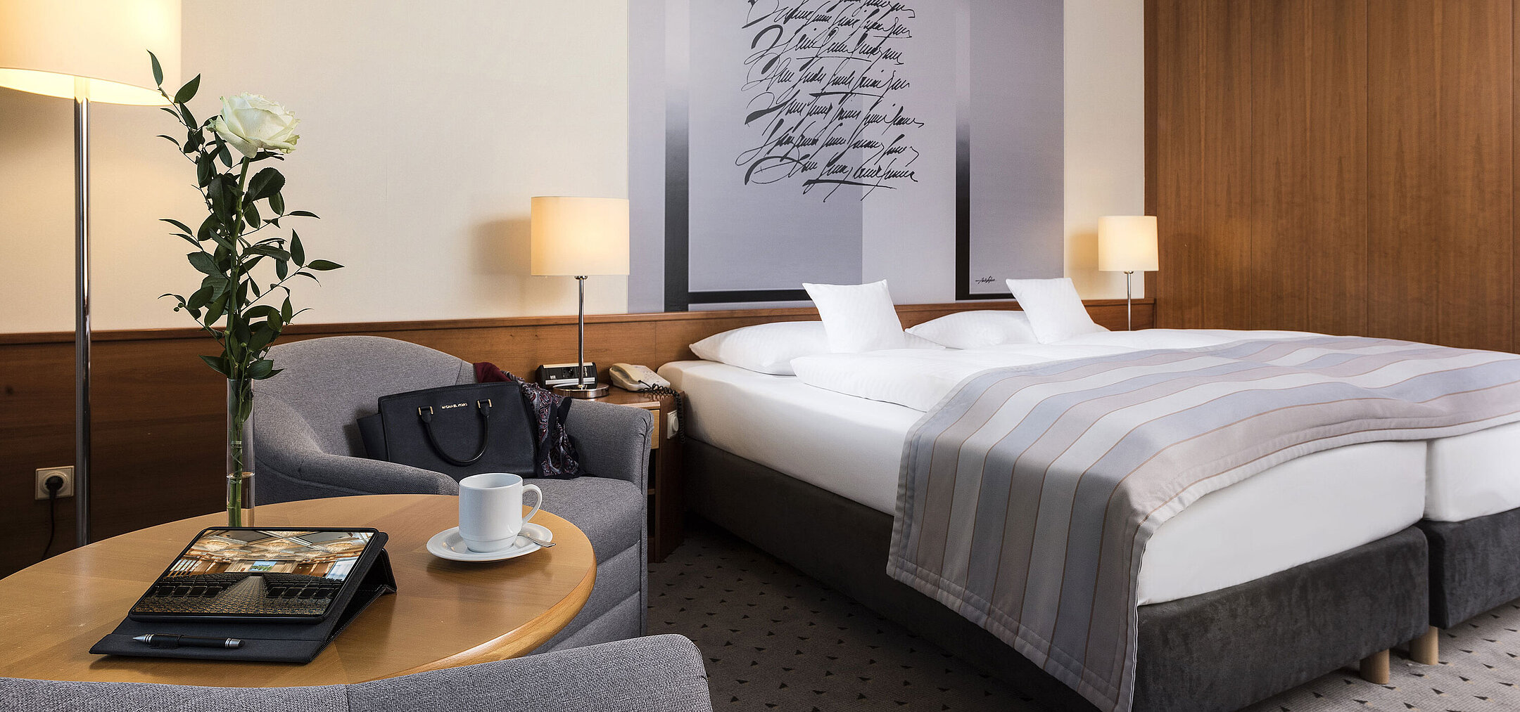 Elegantes Classic Doppelzimmer mit stilvoller Wandgestaltung,gemütlichem Doppelbett und Sitzbereich im Maritim Hotel Hannover