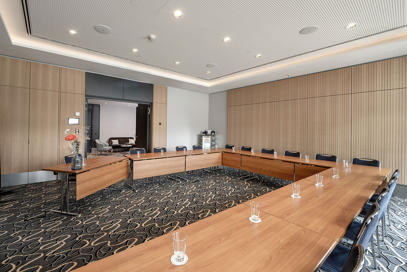 Heller Tagungsraum mit U-Bestuhlung und moderner Ausstattung im Maritim Hotel Darmstadt