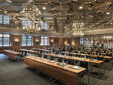 Saal Maritim Parlament Konferenzraum mit vollständiger Reihenbestuhlung, Tageslicht und Kronleuchtern im Maritim Hotel Stuttgart