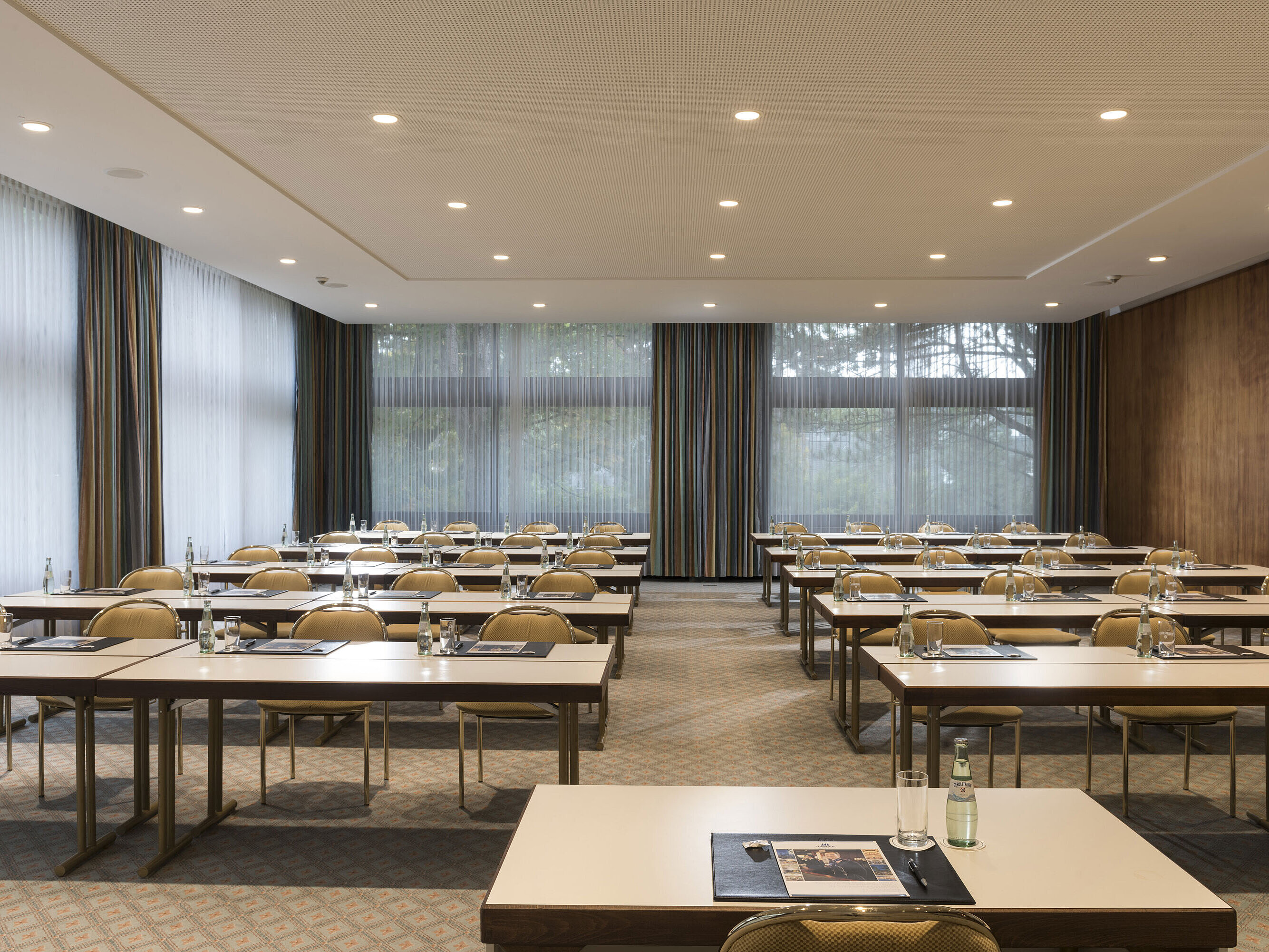 Tagungsraum „Salon Hannover“ im Maritim Seehotel Timmendorfer Strand mit Reihenbestuhlung und Tageslicht.