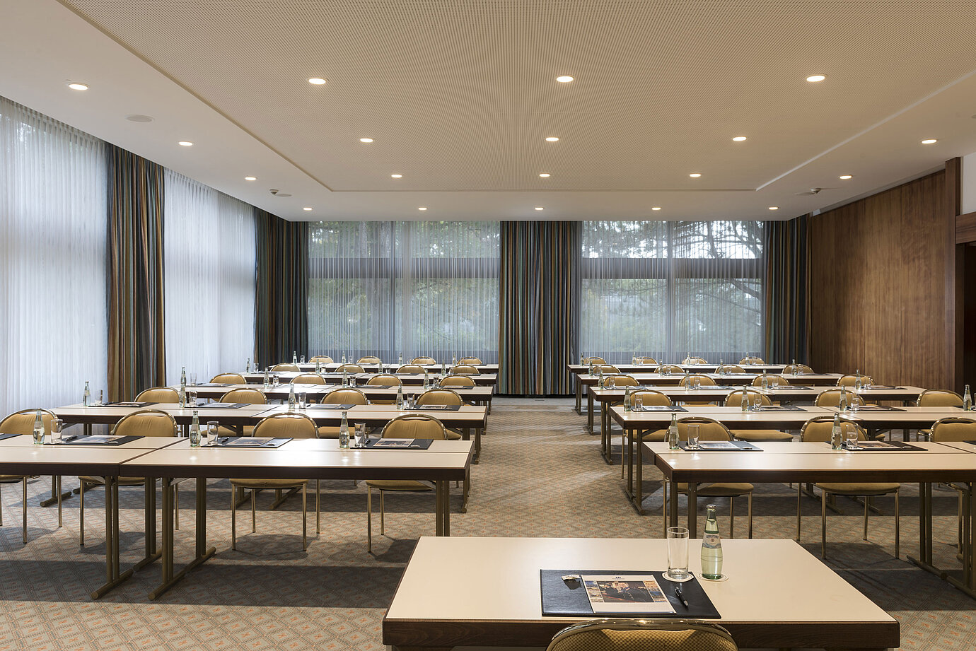 Tagungsraum „Salon Hannover“ im Maritim Seehotel Timmendorfer Strand mit Reihenbestuhlung und Tageslicht.
