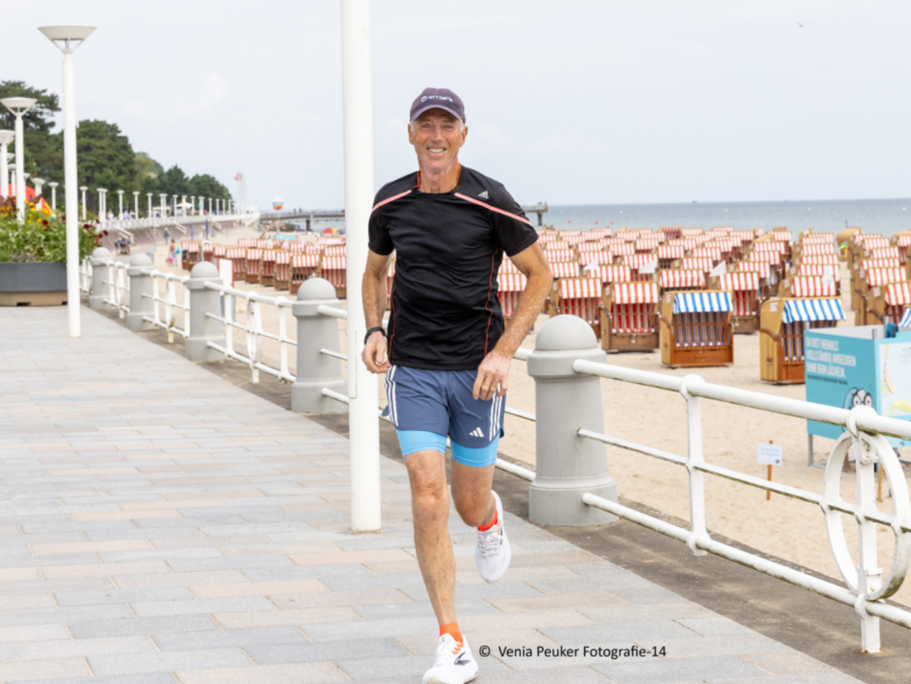 Segelprofi Helge Sach joggt an der Strandpromenade entlang
