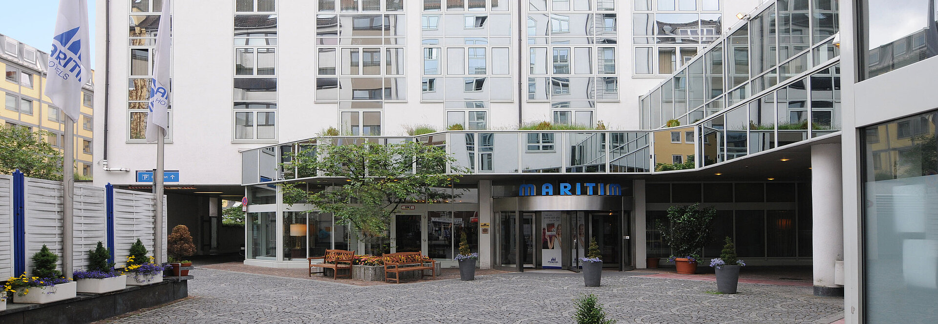Moderne Fassade mit Glasdetails und Innenhof des Maritim Hotel München