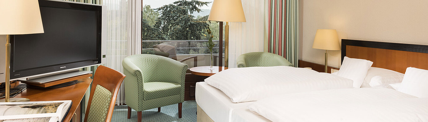 Superior Zimmer Helles Hotelzimmer im Maritim Hotel Bad Salzuflen mit Doppelbett, Sitzbereich und Zugang zum Balkon mit Ausblick