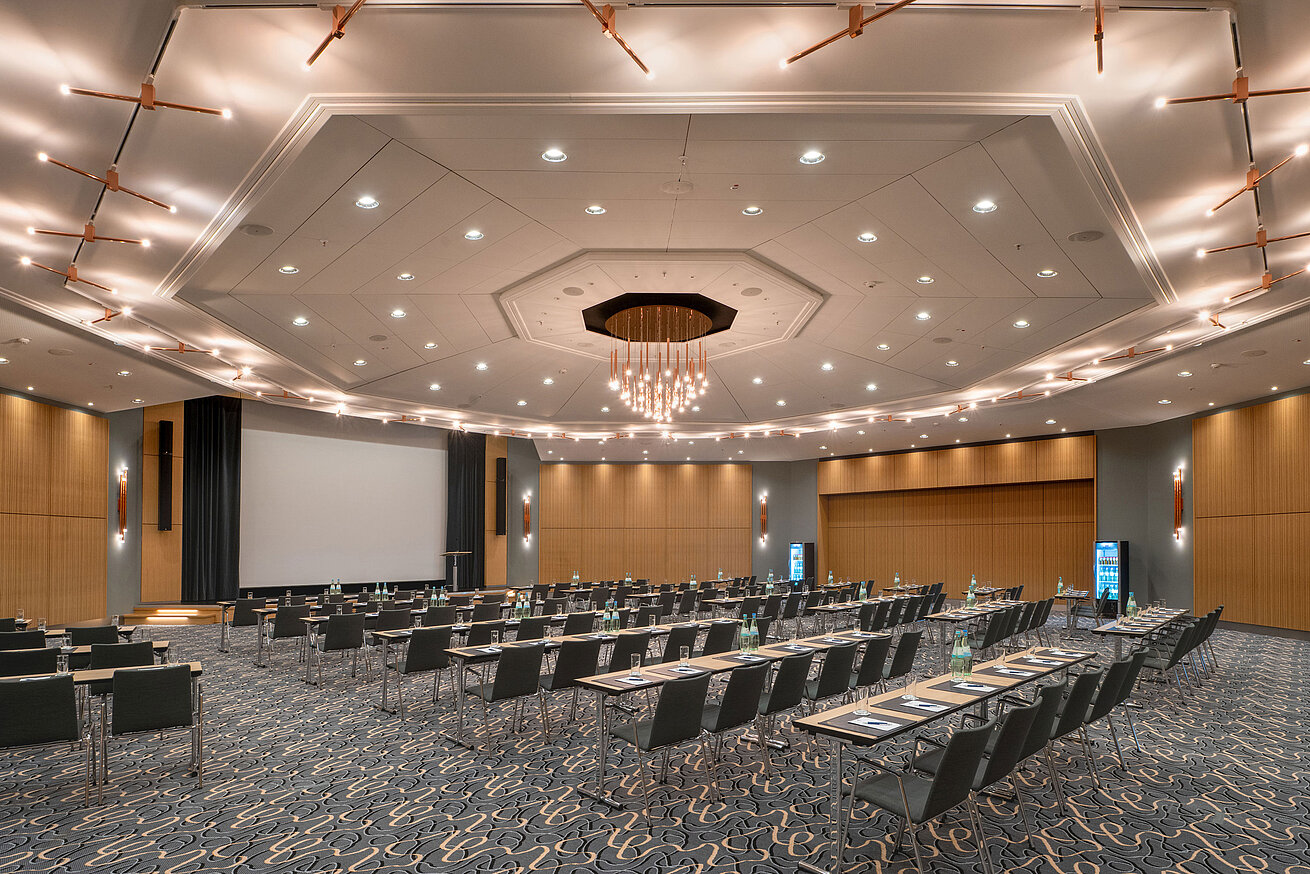 Saal Barbarossa im Maritim Hotel Würzburg mit Reihenbestuhlung für Tagungen und Veranstaltungen