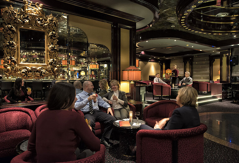 Gäste entspannen in der stilvollen Pianobar des Maritim Hotels Bonn bei Drinks und angenehmer Atmosphäre.