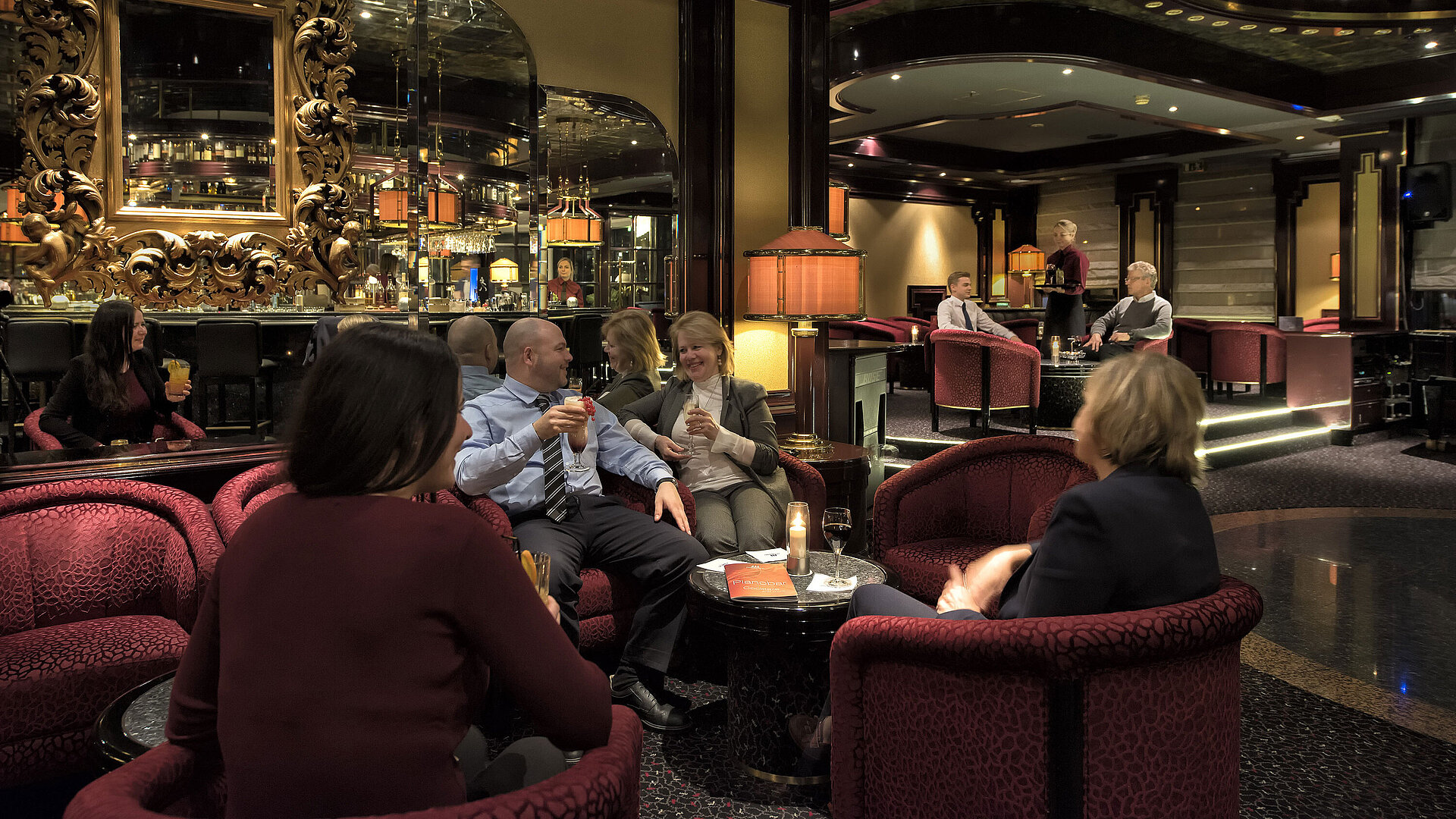 Pianobar Gäste entspannen in der stilvollen Pianobar des Maritim Hotels Bonn bei Drinks und angenehmer Atmosphäre.