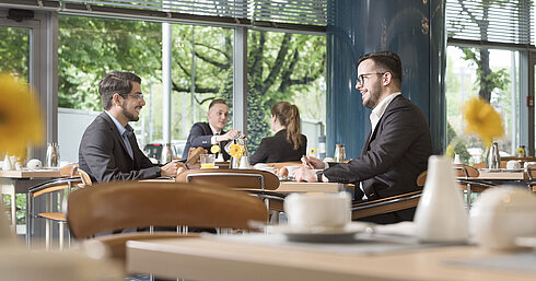 Gäste genießen ein entspanntes Frühstück im lichtdurchfluteten Restaurant Ambiente im Maritim Hotel Frankfurt.