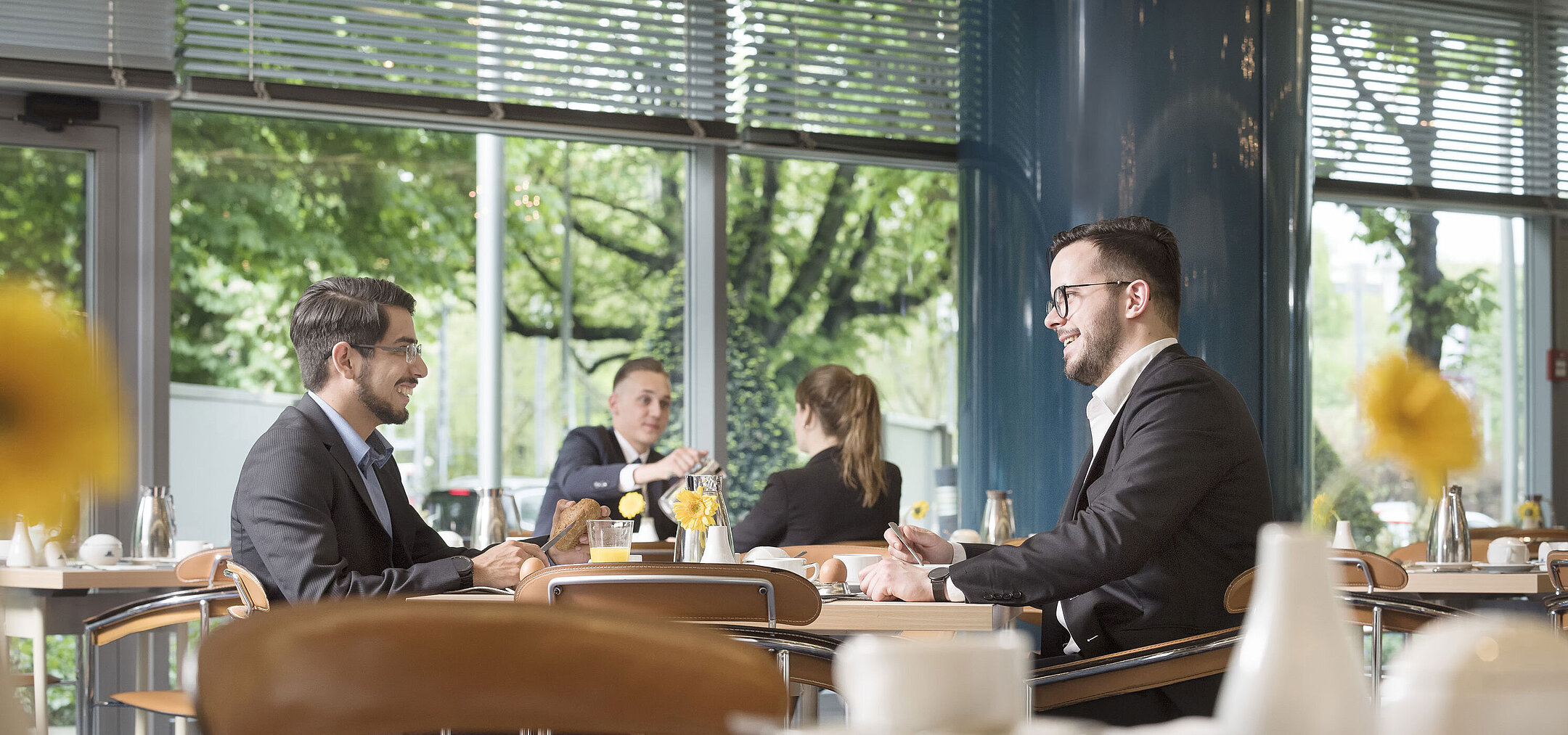 Gäste genießen ein entspanntes Frühstück im lichtdurchfluteten Restaurant Ambiente im Maritim Hotel Frankfurt.