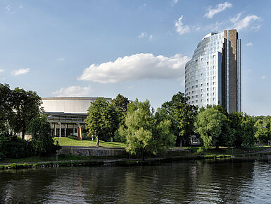 Maritim Hotel Ulm mit Blick auf die Donau, umgeben von viel Grün und moderner Architektur