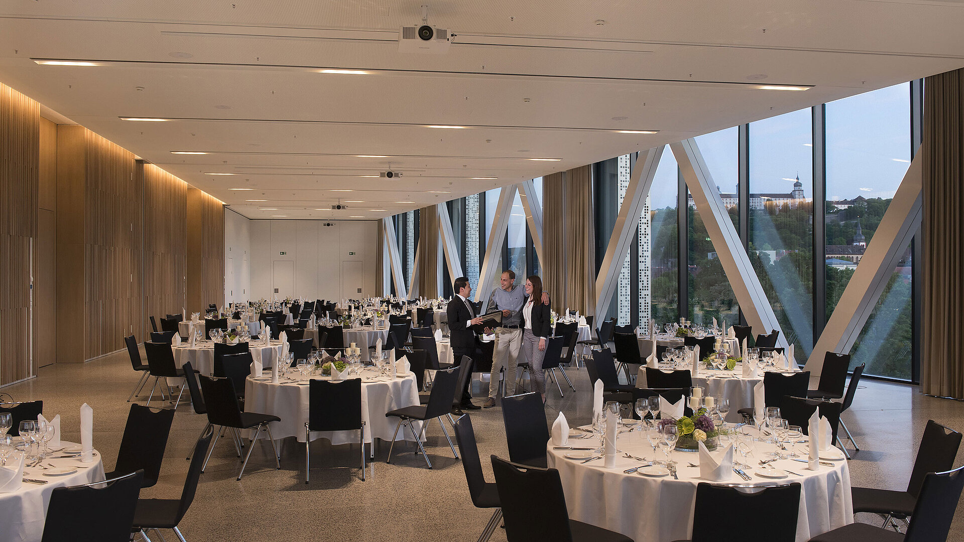 Maritim Tagungsservice Eleganter Bankettsaal im Maritim Hotel Würzburg mit festlich gedeckten Tischen und Beratungsgespräch