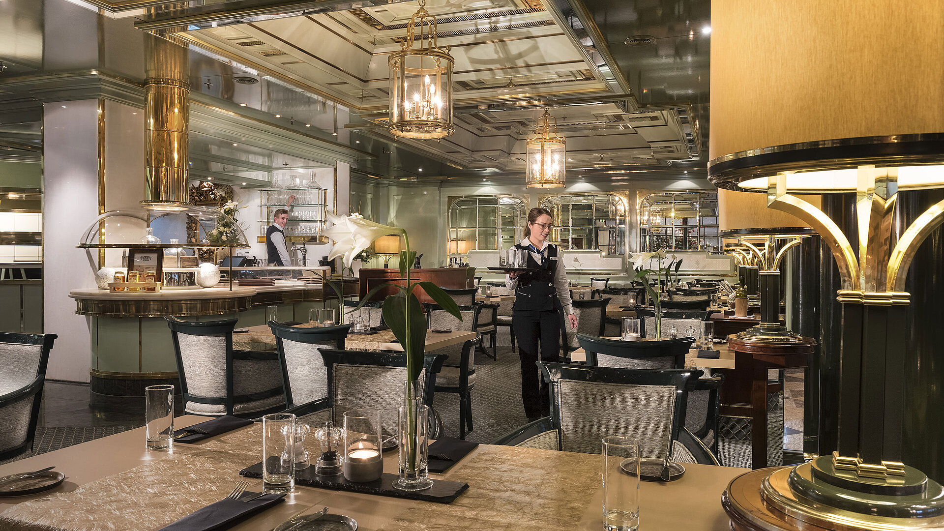 Das Restaurant La Marée im Maritim Hotel Bonn mit stilvollem Ambiente und aufmerksamen Servicepersonal bei der Arbeit.