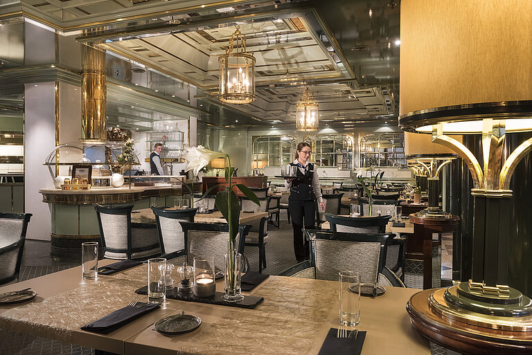 Das Restaurant La Marée im Maritim Hotel Bonn mit stilvollem Ambiente und aufmerksamen Servicepersonal bei der Arbeit.