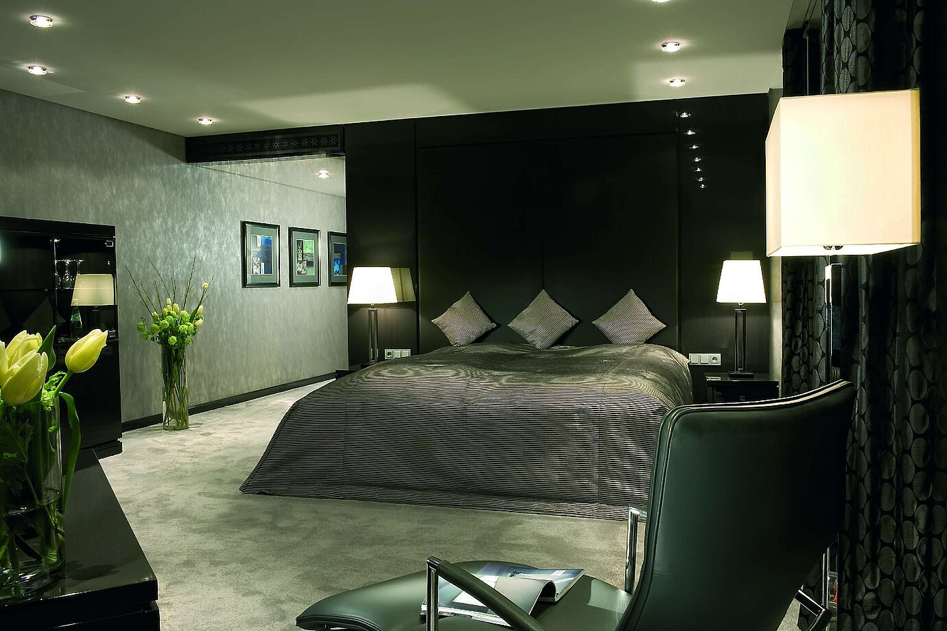 Schlafzimmer der Master Suite im Maritim Düsseldorf mit luxuriösem Doppelbett, moderner Beleuchtung und eleganter Einrichtung