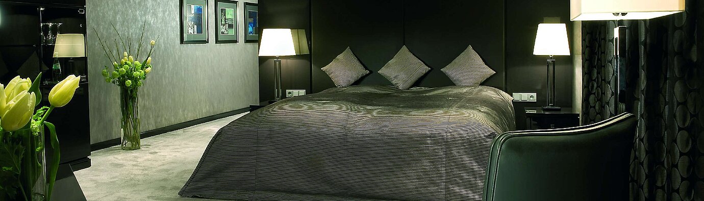 Schlafzimmer der Master Suite im Maritim Düsseldorf mit luxuriösem Doppelbett, moderner Beleuchtung und eleganter Einrichtung