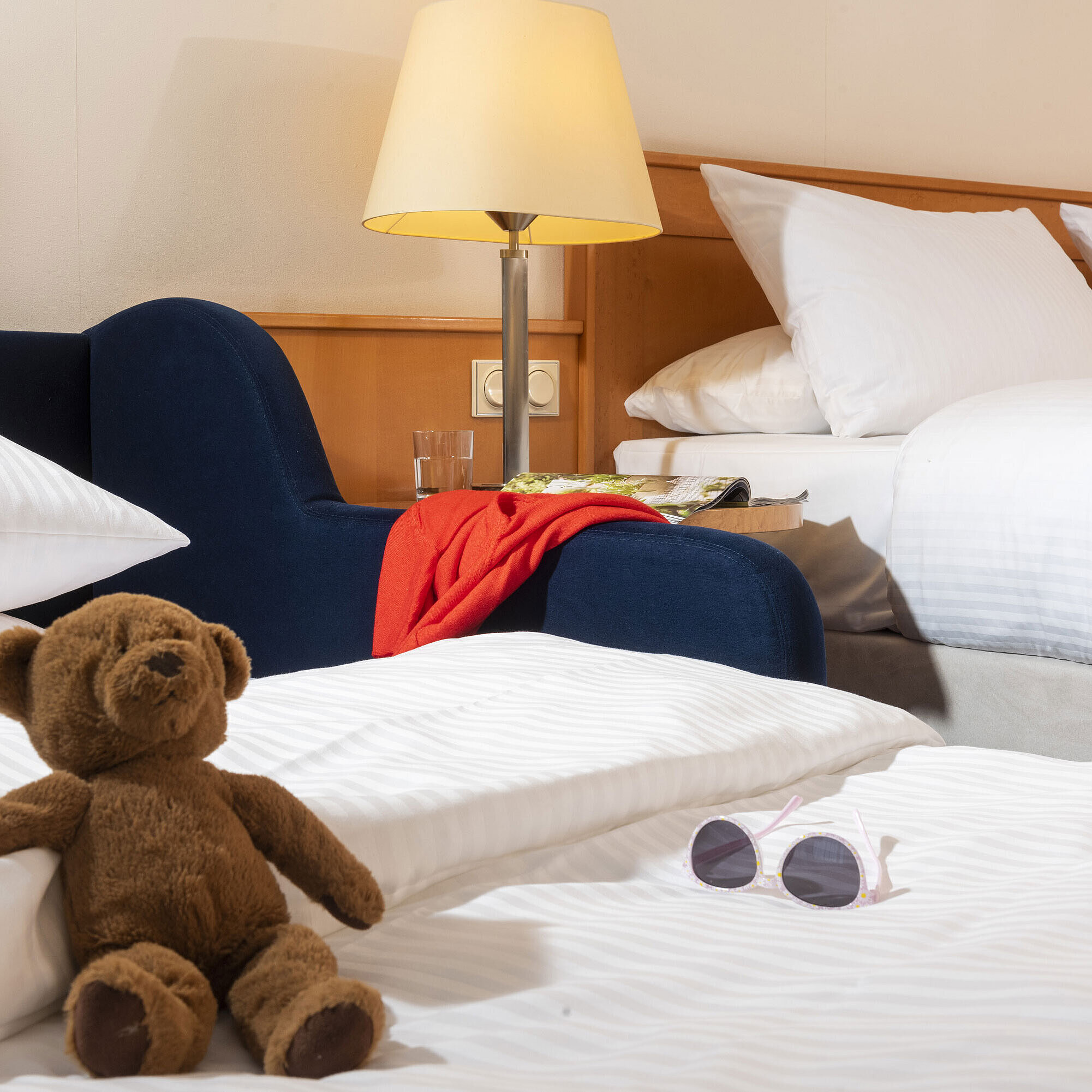 Classic Familienzimmer Gemütliches Familienzimmer im Maritim Hotel Frankfurt mit Kuscheltier, Sonnenbrille und weichen Betten.