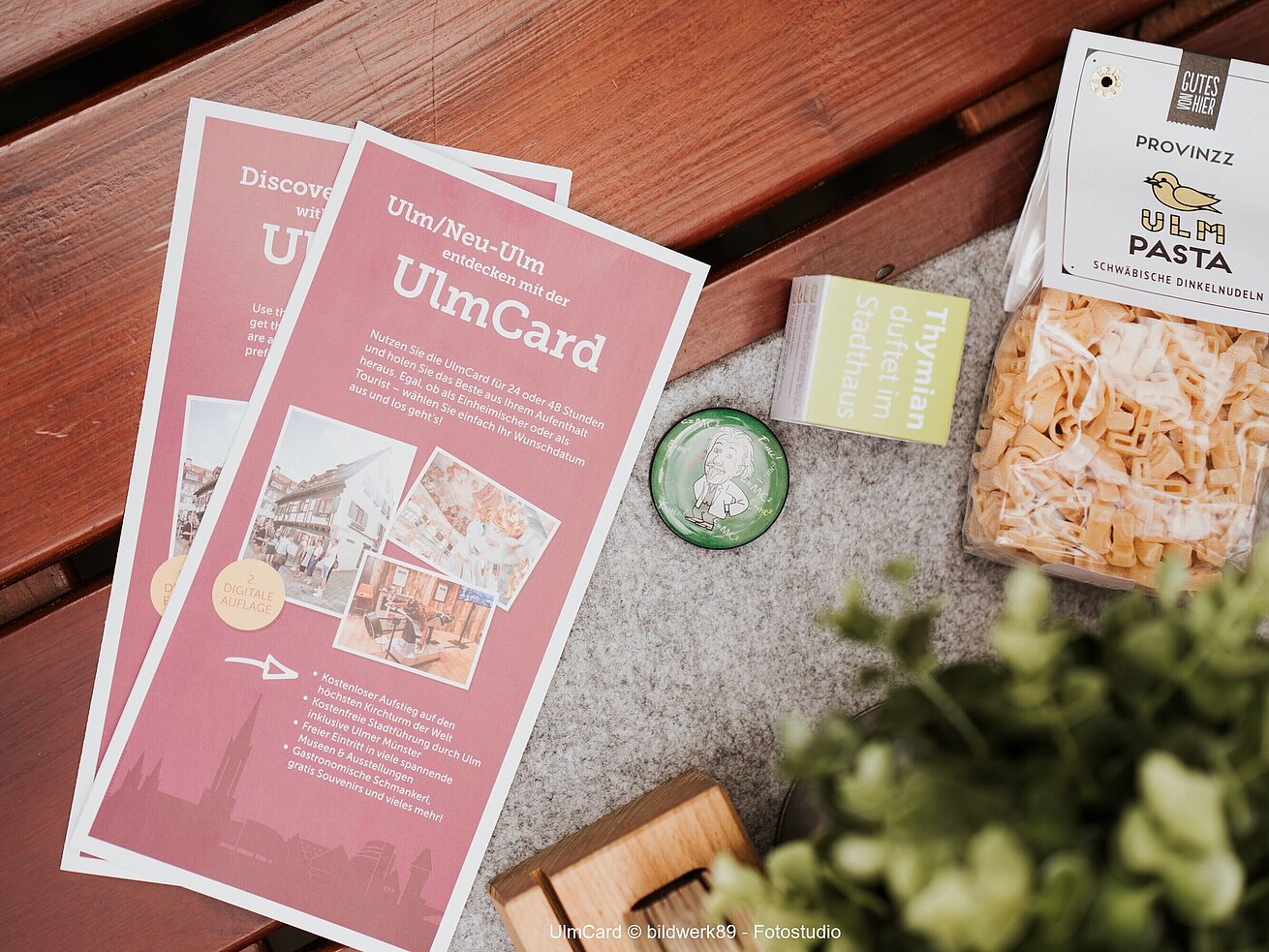 Infoflyer zur UlmCard mit Stadtplan und Informationsmaterial auf einem Tisch.