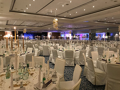 Festlich gedeckte Tische mit Kerzen & Dekoration für eine Silvesterfeier im großen Festsaal des Maritim proArte Hotel Berlin