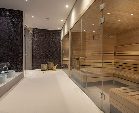Moderner Spa-Bereich mit Glas-Sauna, gemütlichen Sitzbereichen und stilvoller Atmosphäre im Maritim Hotel Ingolstadt.