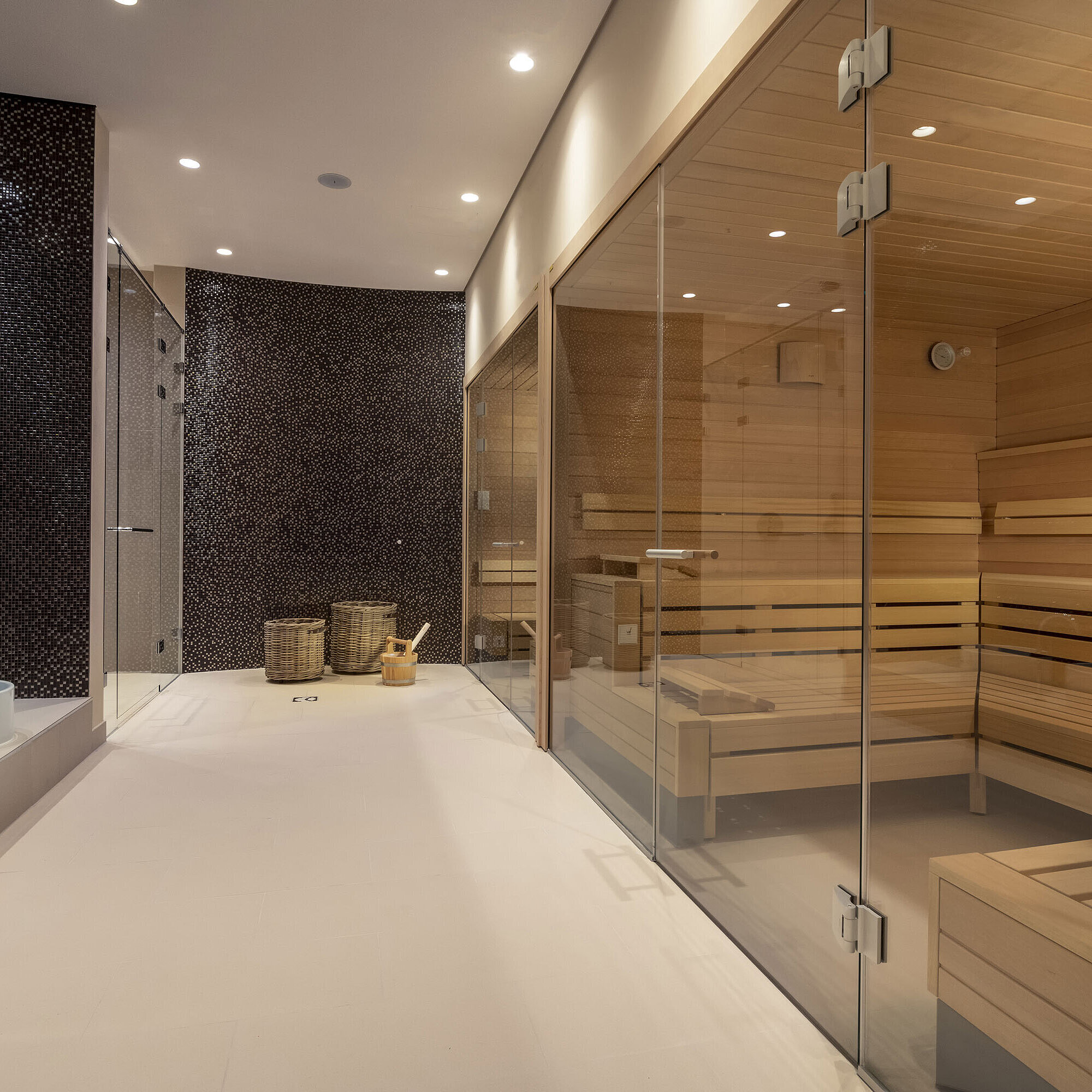 Sauna Moderner Spa-Bereich mit Glas-Sauna, gemütlichen Sitzbereichen und stilvoller Atmosphäre im Maritim Hotel Ingolstadt.
