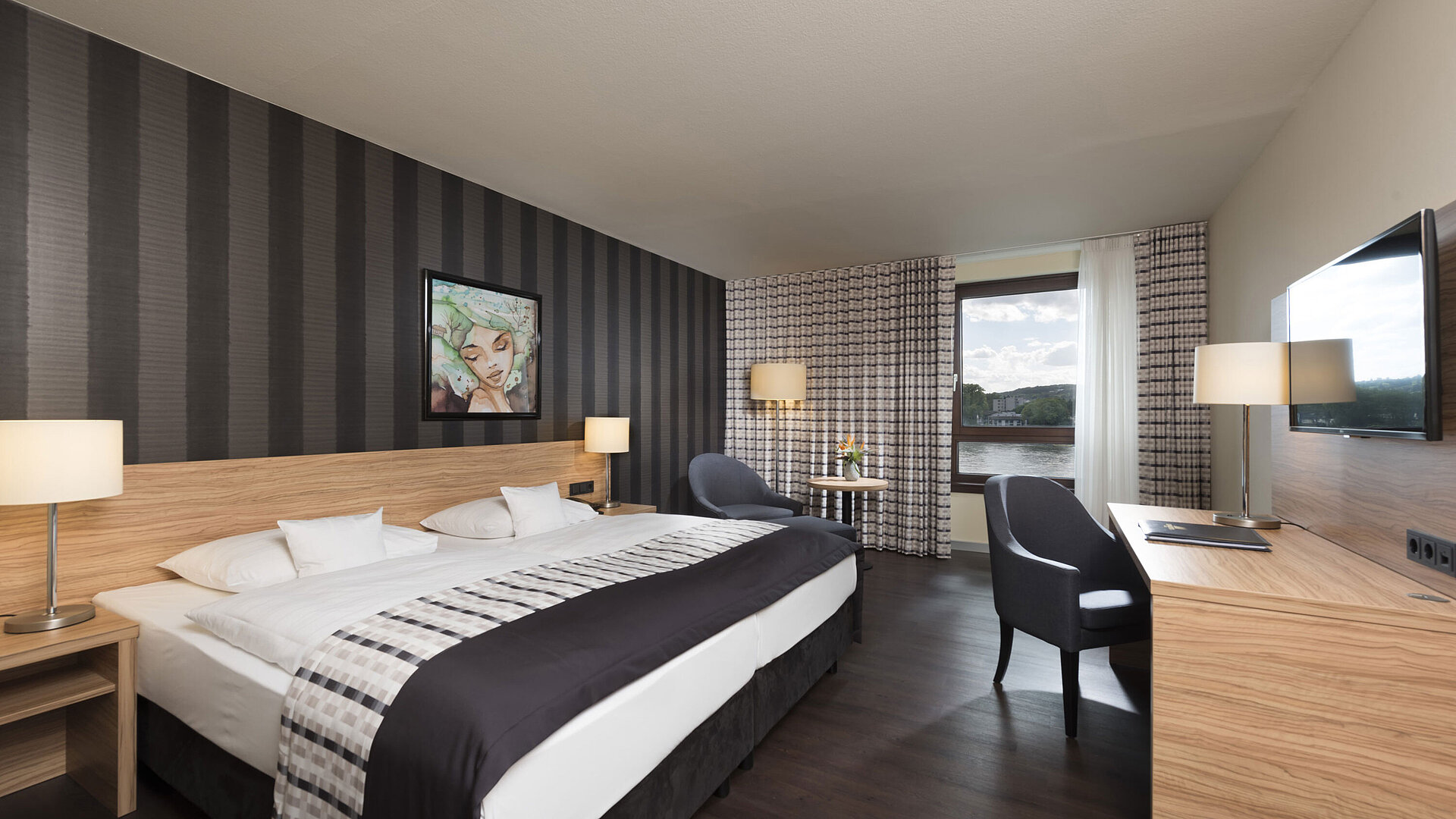 Elegantes Doppelzimmer im Maritim Hotel Königswinter mit Rheinblick, modernem Design und stilvollem Interieur.