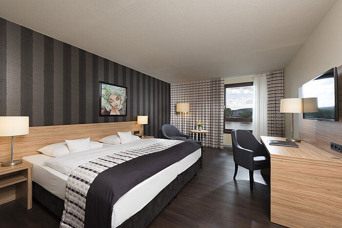Elegantes Doppelzimmer im Maritim Hotel Königswinter mit Rheinblick, modernem Design und stilvollem Interieur.