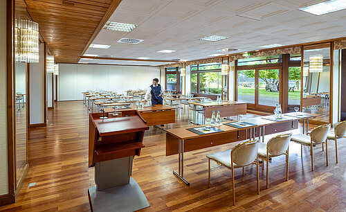 Moderner Tagungsraum mit viel Tageslicht und Service im Maritim Hotel Titisee