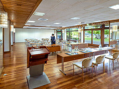 Moderner Tagungsraum mit viel Tageslicht und Service im Maritim Hotel Titisee