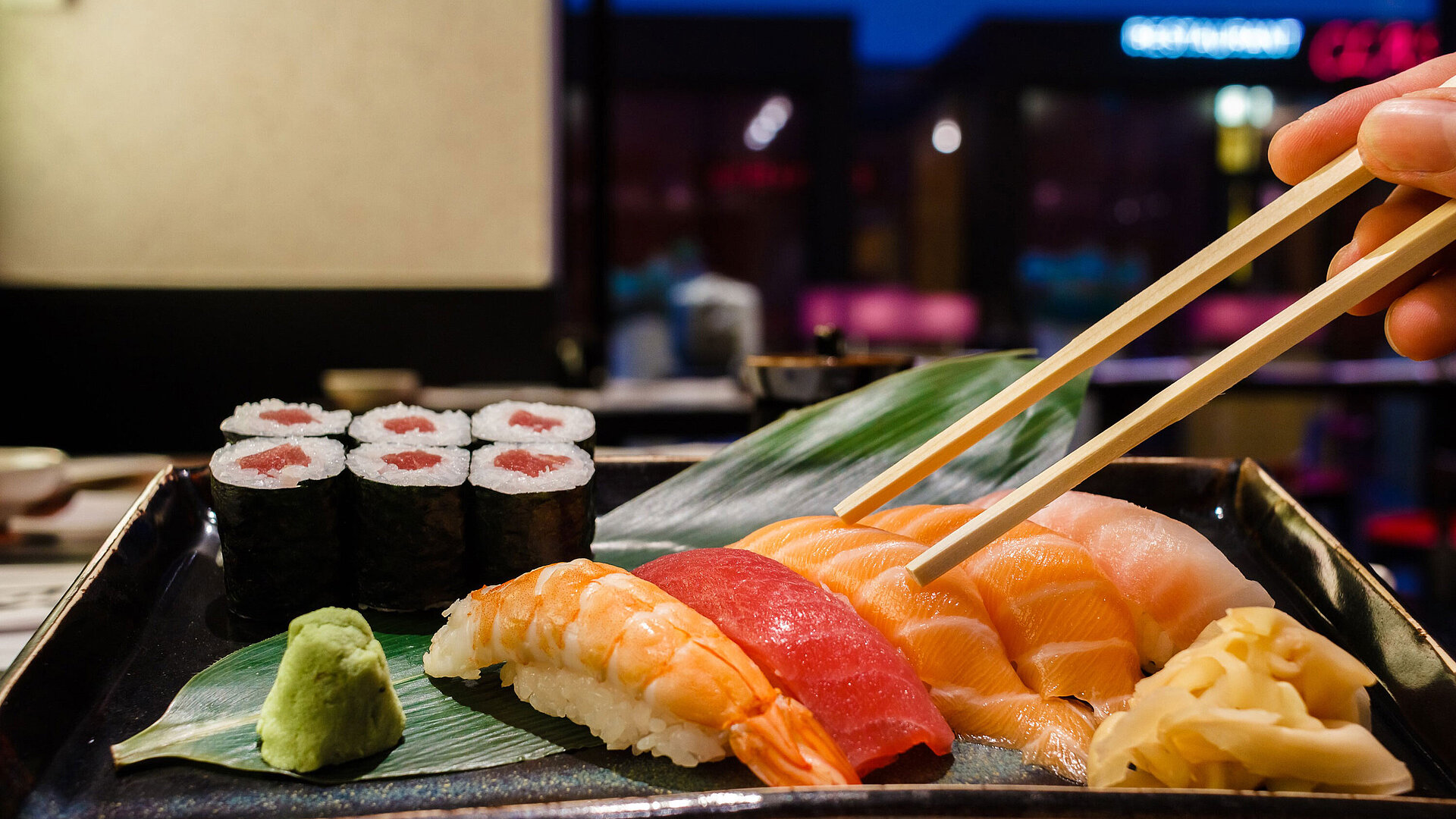 Frisches Sushi im Maritim Düsseldorf mit Lachs, Thunfisch, Garnelen, Maki, Wasabi und Ingwer, serviert auf einem Teller.