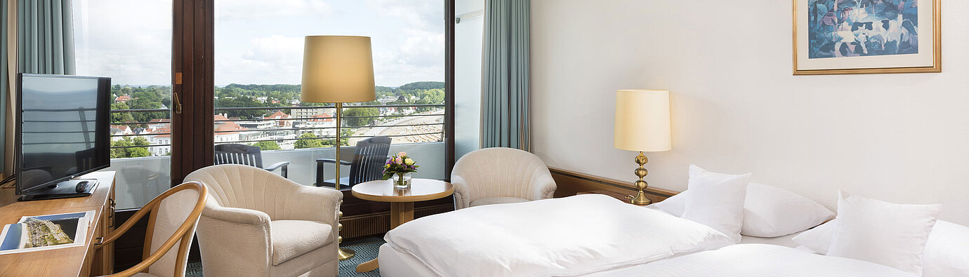 Comfort Zimmer Helles Doppelzimmer im Maritim Hotel Travemünde mit Balkon und Blick über Dächer und Wasser