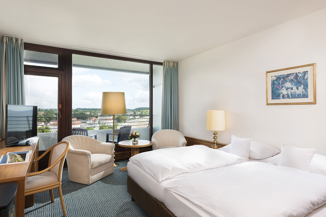 Helles Doppelzimmer im Maritim Hotel Travemünde mit Balkon und Blick über Dächer und Wasser